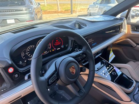 Certified 2026 Porsche Cayenne Base image 4