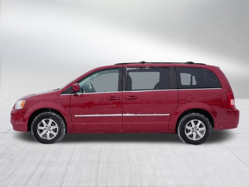 Used 2009 Chrysler Town & Country Touring w/ Heated Seat Group image 4