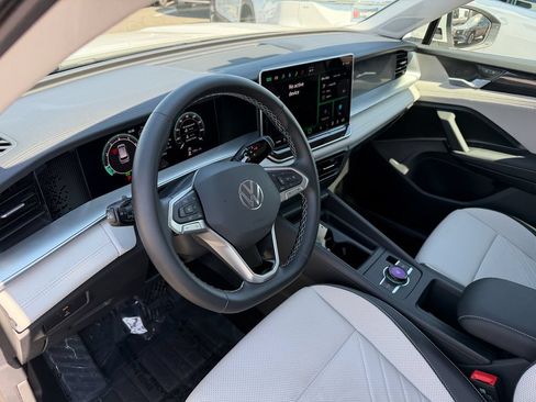 Certified 2025 Volkswagen Tiguan SE AWD/4WD image 11