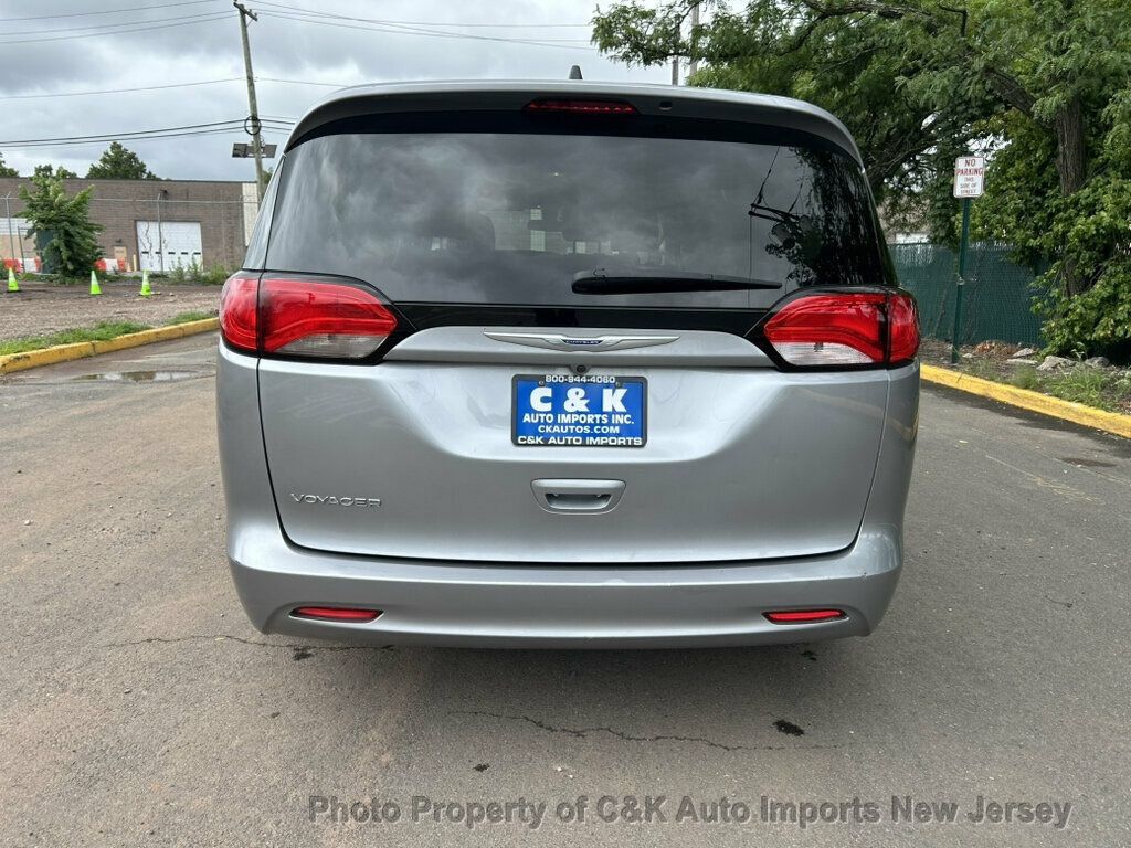 Used 2020 Chrysler Voyager L FWD image 11