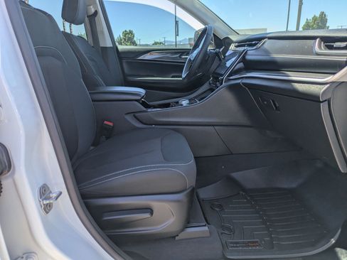 Used 2023 Jeep Grand Cherokee Laredo w/ Luxury Tech Group I AWD/4WD image 30