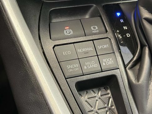 Used 2025 Toyota RAV4 XLE AWD/4WD image 21