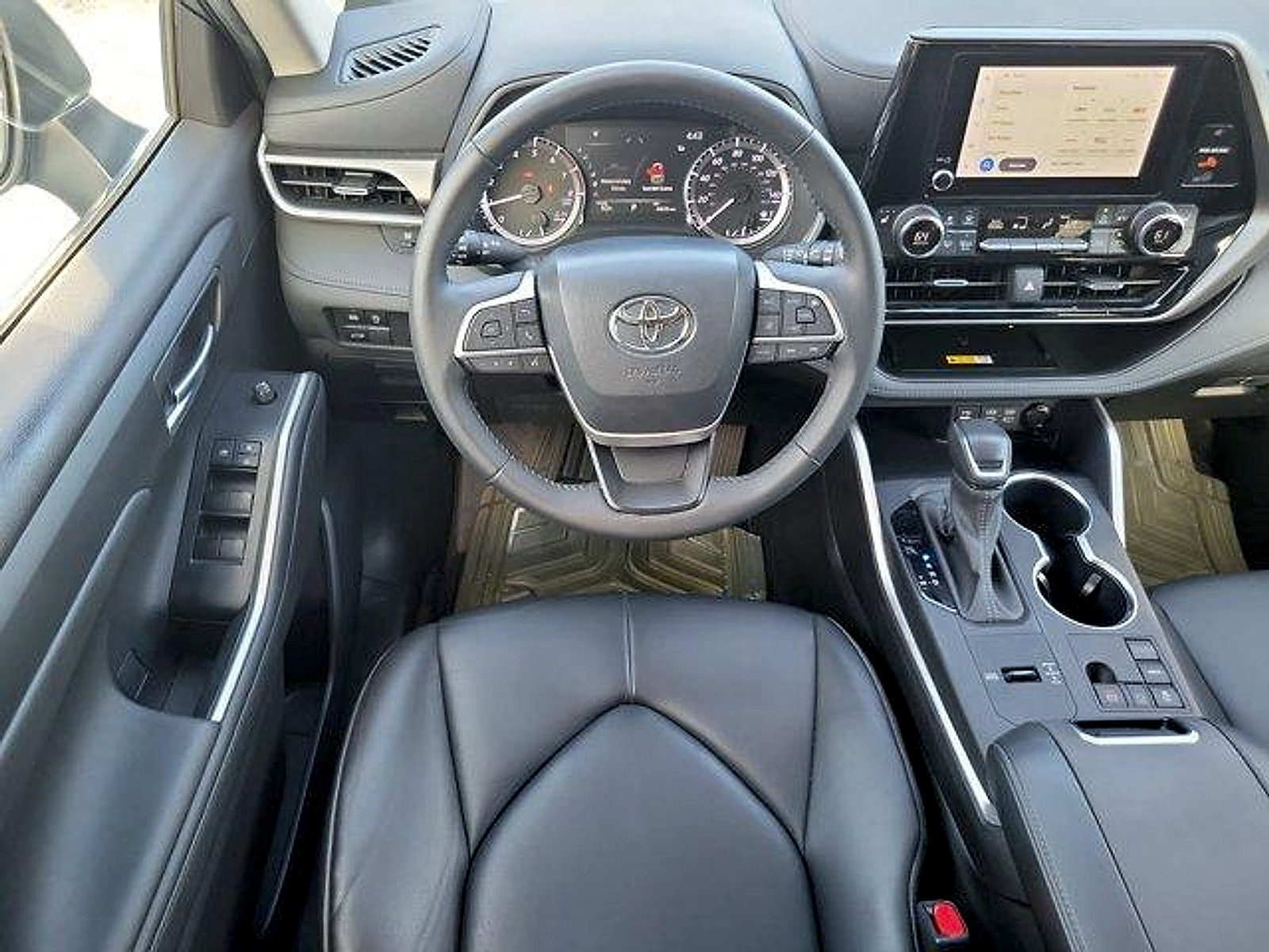 Used 2023 Toyota Highlander XLE FWD image 18
