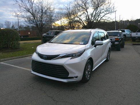 Used 2024 Toyota Sienna XLE image 6