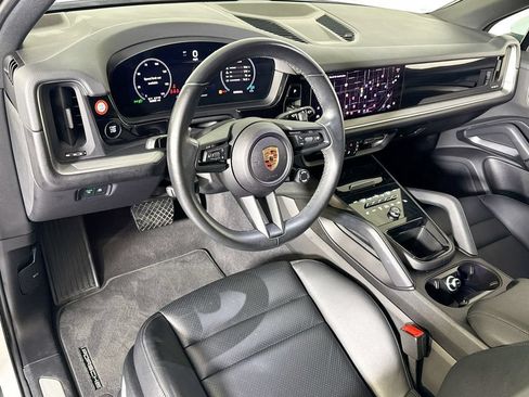 Certified 2024 Porsche Cayenne AWD/4WD image 4