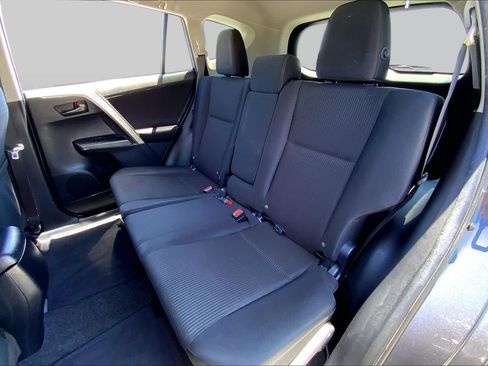 Used 2018 Toyota RAV4 LE FWD image 20