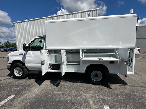 New 2027 Ford E-350 and Econoline 350 Super Duty w/ Interior Upgrade Package RWD image 2