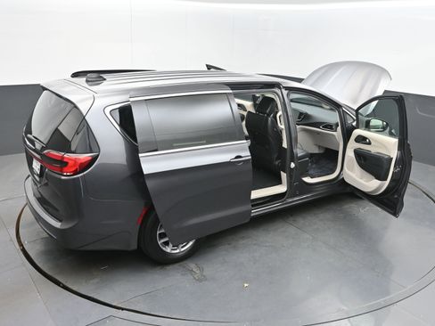 Used 2023 Chrysler Pacifica Touring-L image 46