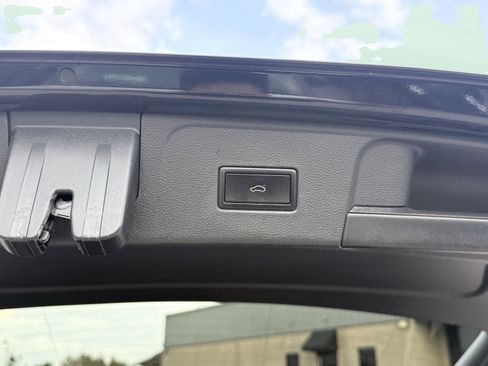 Used 2018 Volkswagen Atlas SEL Premium image 17