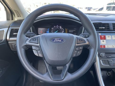 Used 2018 Ford Fusion SE w/ Fusion SE Technology Package image 14