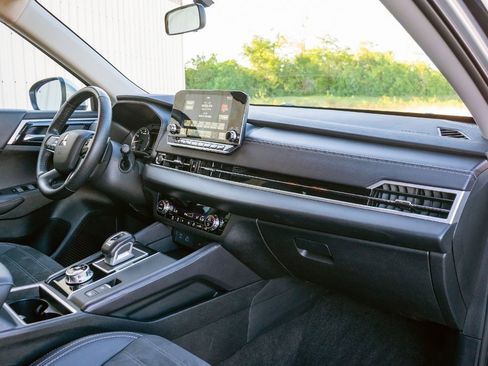 Used 2024 Mitsubishi Outlander SE image 37