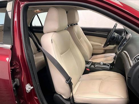 Used 2018 Chrysler 300 Limited w/ Light Group image 6