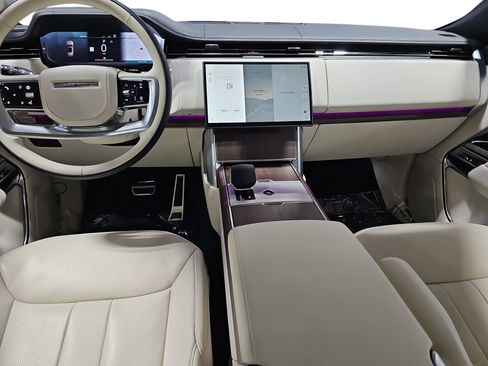 Used 2025 Land Rover Range Rover SE image 9