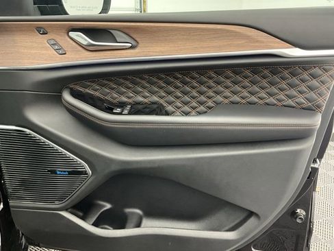 Used 2022 Jeep Grand Cherokee Summit w/ Luxury Tech Group V image 15