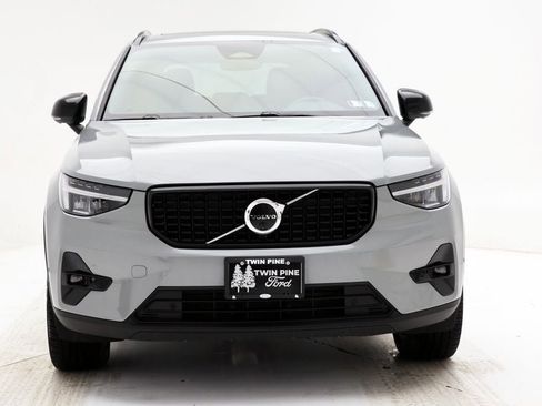 Used 2025 Volvo XC40 B5 Plus image 4