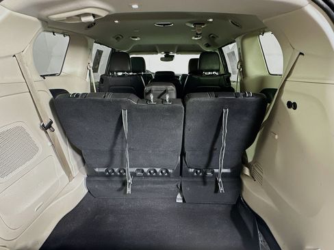 Used 2022 Chrysler Pacifica Touring-L w/ Uconnect Theater Family Group image 30