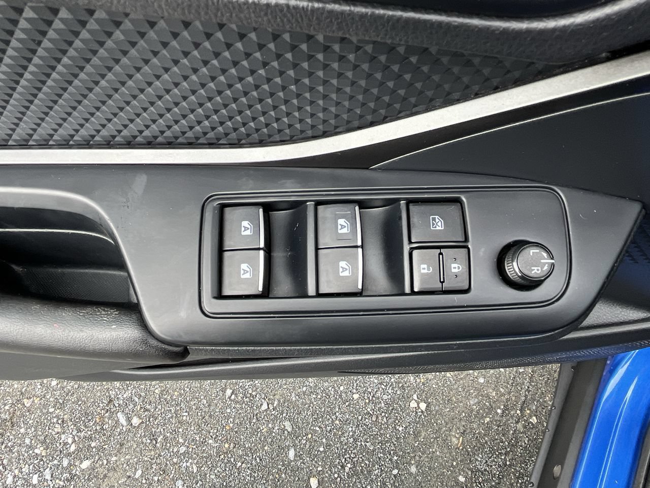 Used 2018 Toyota C-HR XLE FWD image 4