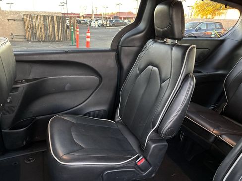 Used 2025 Chrysler Pacifica Limited FWD image 44