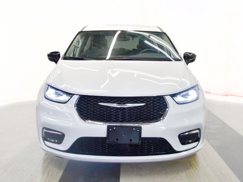 Used 2024 Chrysler Pacifica Touring-L FWD image 3
