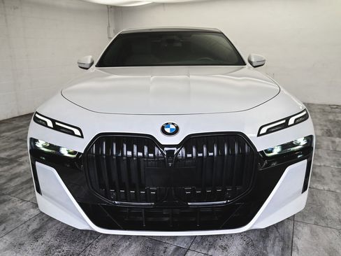 Used 2023 BMW 760i xDrive image 2