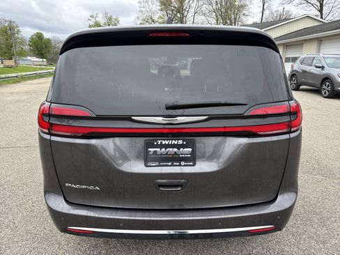 Used 2023 Chrysler Pacifica Touring-L FWD image 3
