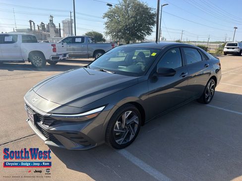 Used 2025 Hyundai Elantra Sport FWD image 1