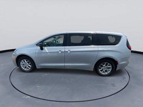 Used 2024 Chrysler Pacifica Touring-L FWD image 2