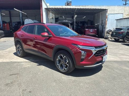 Used 2025 Chevrolet Trax LT FWD image 2