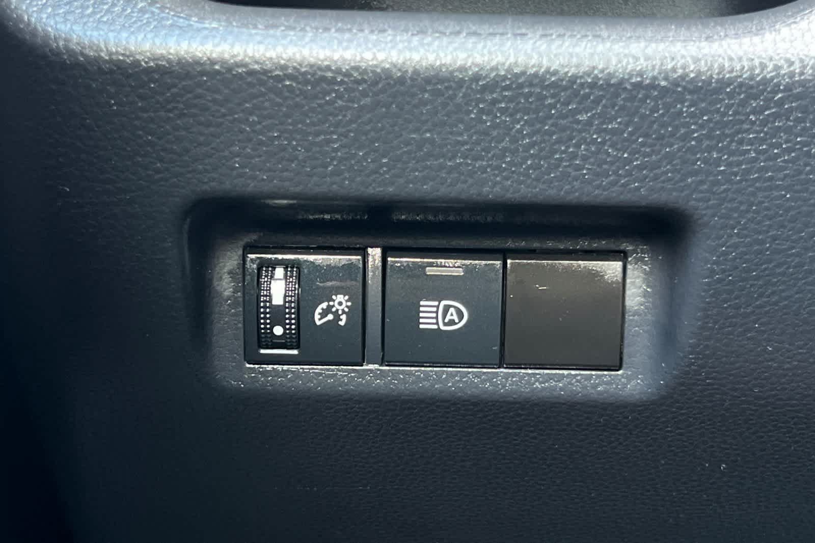 Used 2023 Toyota RAV4 LE AWD/4WD image 29
