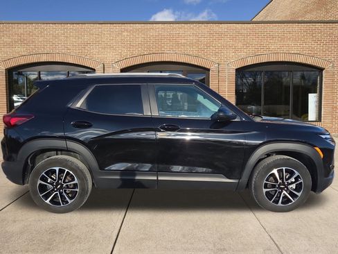 Used 2025 Chevrolet TrailBlazer LT w/ Driver Confidence Package image 2