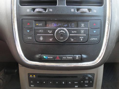 Used 2013 Chrysler Town & Country Touring-L w/ Entertainment Group #2 FWD image 15