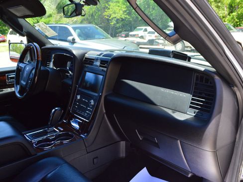 Used 2015 Lincoln Navigator 4WD image 24