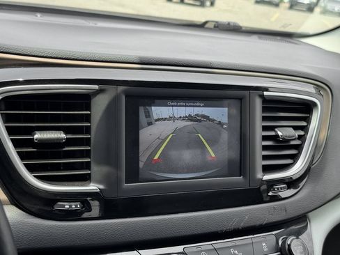 Used 2018 Chrysler Pacifica Touring-L FWD image 21