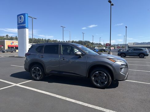 Used 2025 Nissan Rogue SV AWD/4WD image 1