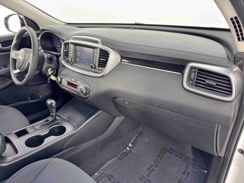 Used 2019 Kia Sorento LX image 13