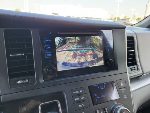 Used 2016 Toyota Sienna LE FWD image 19