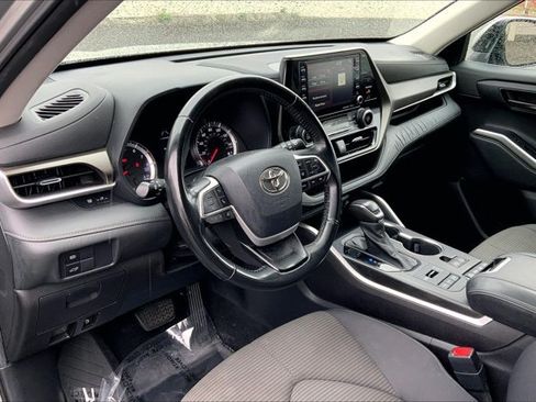 Used 2022 Toyota Highlander LE AWD/4WD image 14