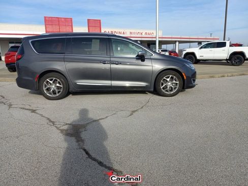 Used 2018 Chrysler Pacifica Limited image 3
