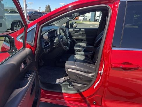 Used 2025 Chrysler Pacifica Select FWD image 15