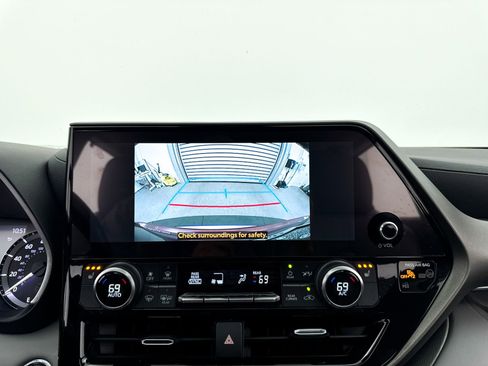 Used 2023 Toyota Highlander XLE image 12