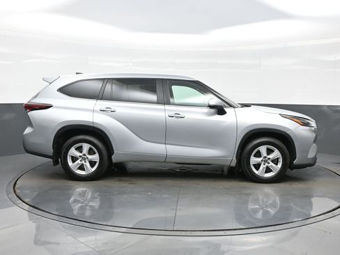 Used 2024 Toyota Highlander LE AWD/4WD image 7