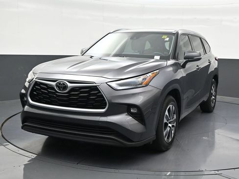 Used 2022 Toyota Highlander XLE FWD image 9