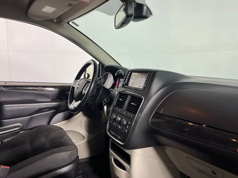 Used 2019 Dodge Grand Caravan SE w/ UConnect Hands-Free Group image 27