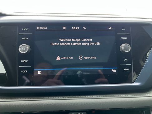 Certified 2024 Volkswagen Taos SE image 15