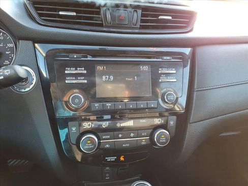 Used 2017 Nissan Rogue SV image 17