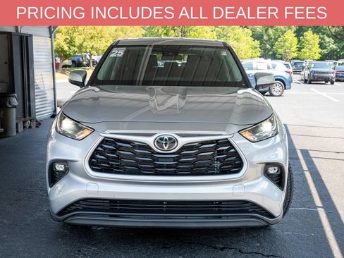 Used 2025 Toyota Highlander LE FWD image 2