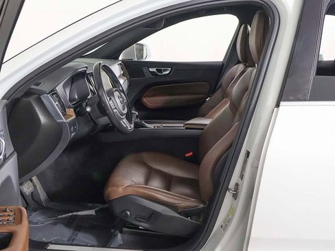 Used 2021 Volvo XC60 T5 Momentum w/ Premium Package image 25