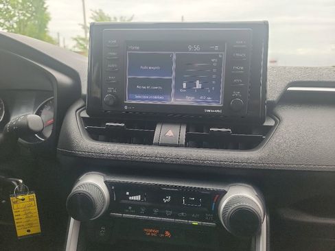 Used 2021 Toyota RAV4 LE FWD image 16