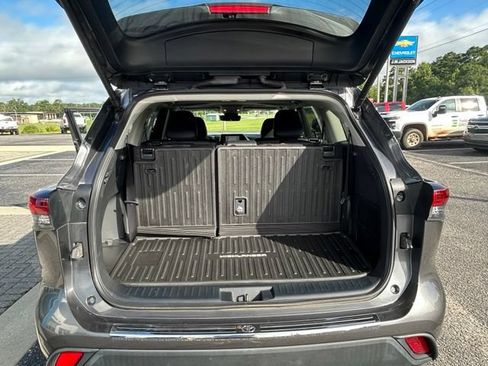 Used 2024 Toyota Highlander XLE FWD image 14