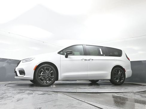 New 2026 Chrysler Pacifica Select image 50